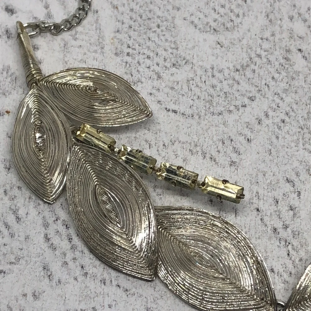 VINTAGE silver tone leafy elegant statement necklace